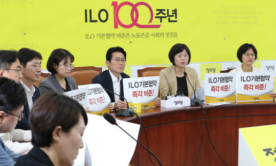 정의당이 10일 국회에서 이정미 대표(오른쪽 두번째)와 윤소하 원내대표(오른쪽 세번째)가 참석한 가운데 상무위원회를 열고 있다. 연합뉴스